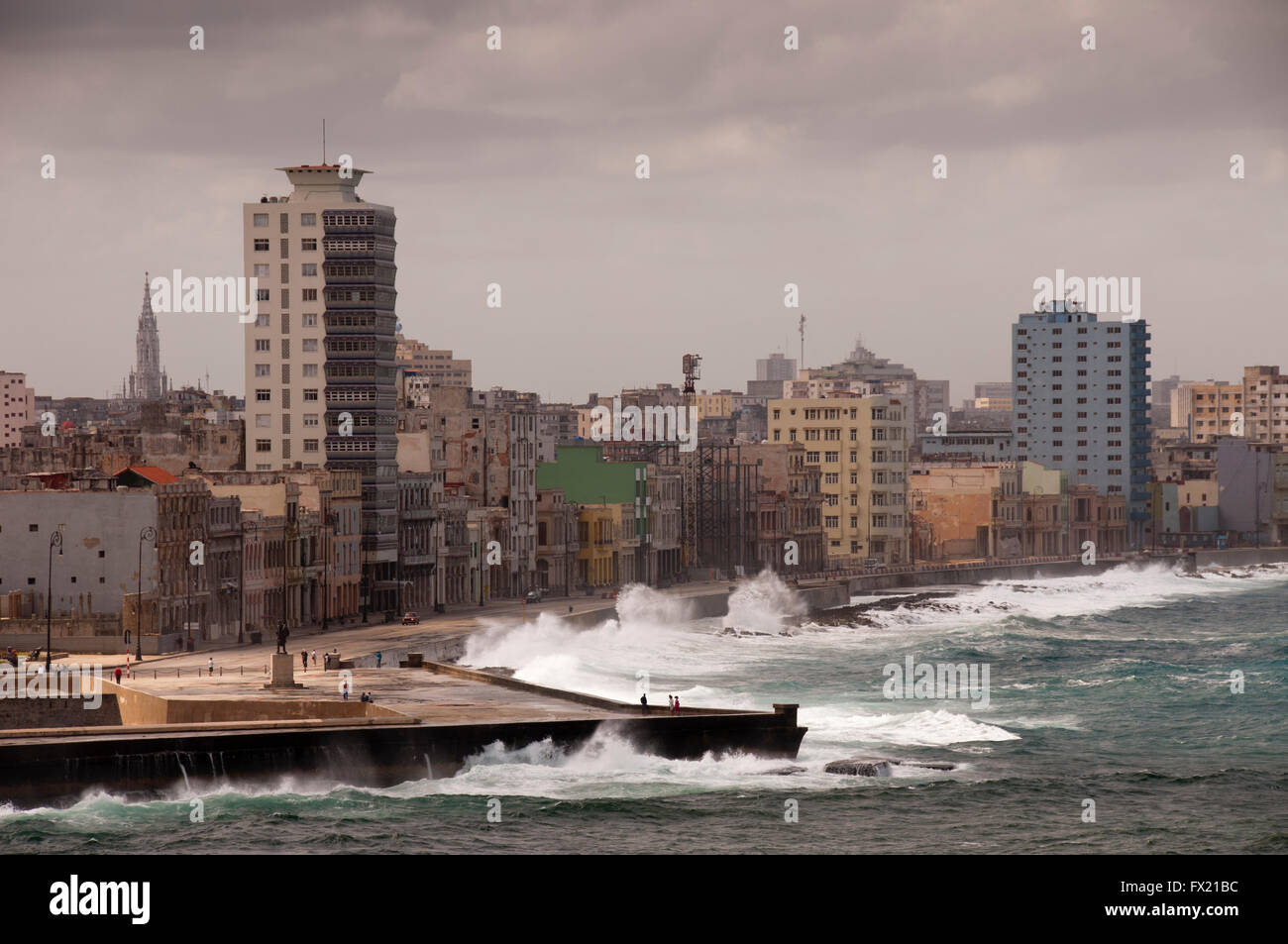 Dramatische Wetter mit großen Wellen im kubanischen Malecon, Havanna, Kuba Stockfoto