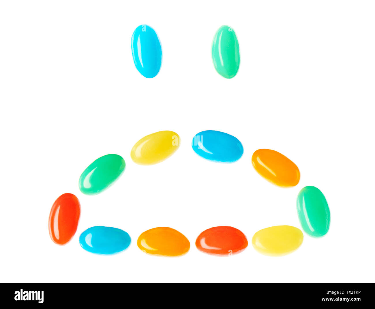 Traurig traurig Smiley gemacht von bunten Bonbons, die isoliert auf weißem Hintergrund Stockfoto