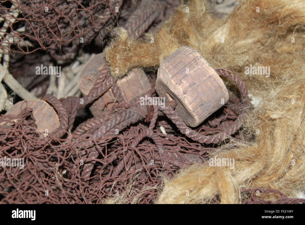 Nahaufnahme von einer alten Wirren Trawler Fischernetz, einschließlich der Seile und Rand schwimmt. Stockfoto