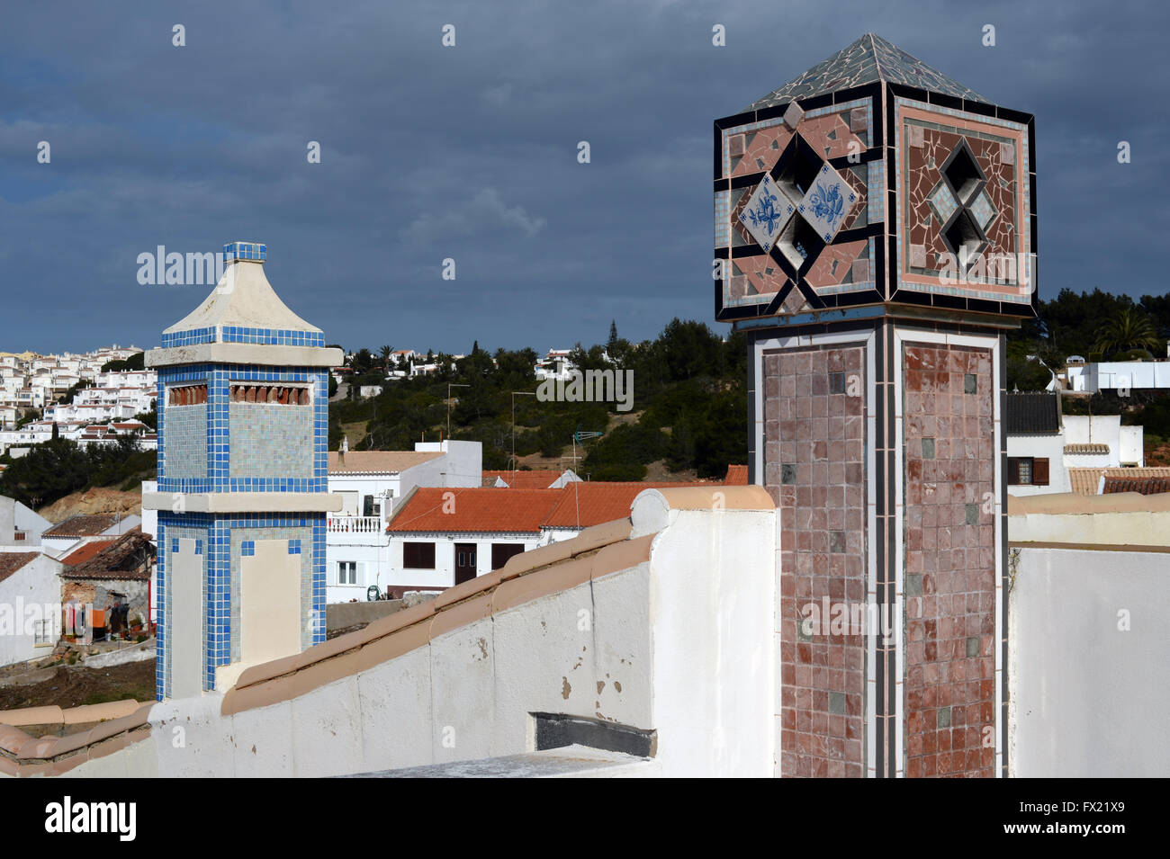 Keramik Fliesen auf Schornsteine in Salema an der Algarve, Portugal Stockfoto