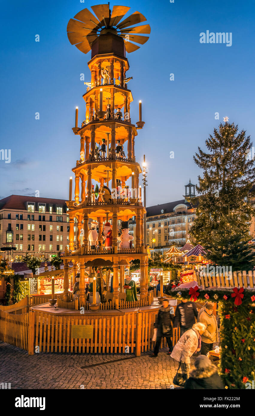 Großer Weihnachtsmarkt Pyramide Aus Holz, Dresden, Sachsen, Deutschland