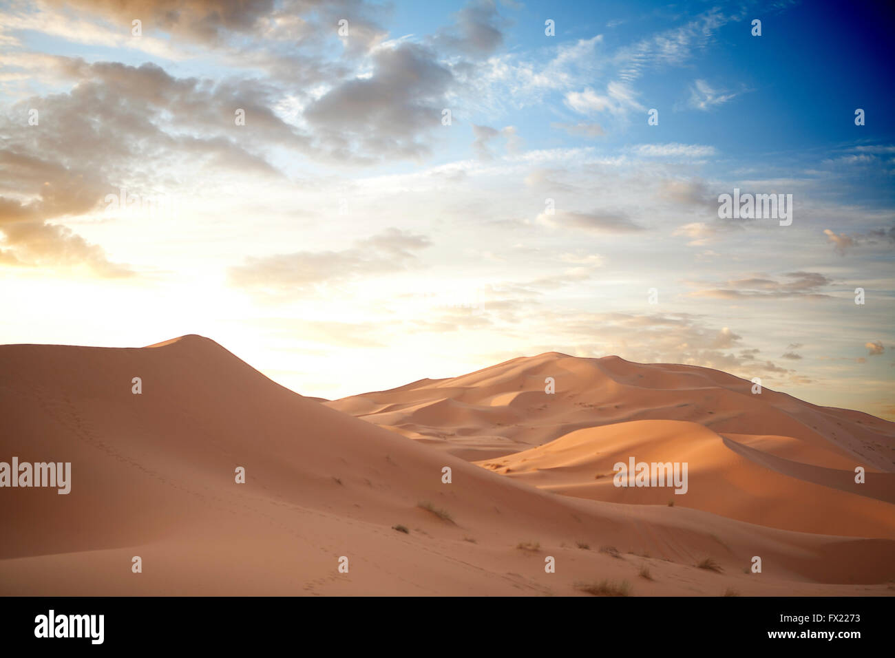 Sonnenaufgang über dem Erg Chebbi-Dünen-Gebiet, Merzouga, Marokko Stockfoto