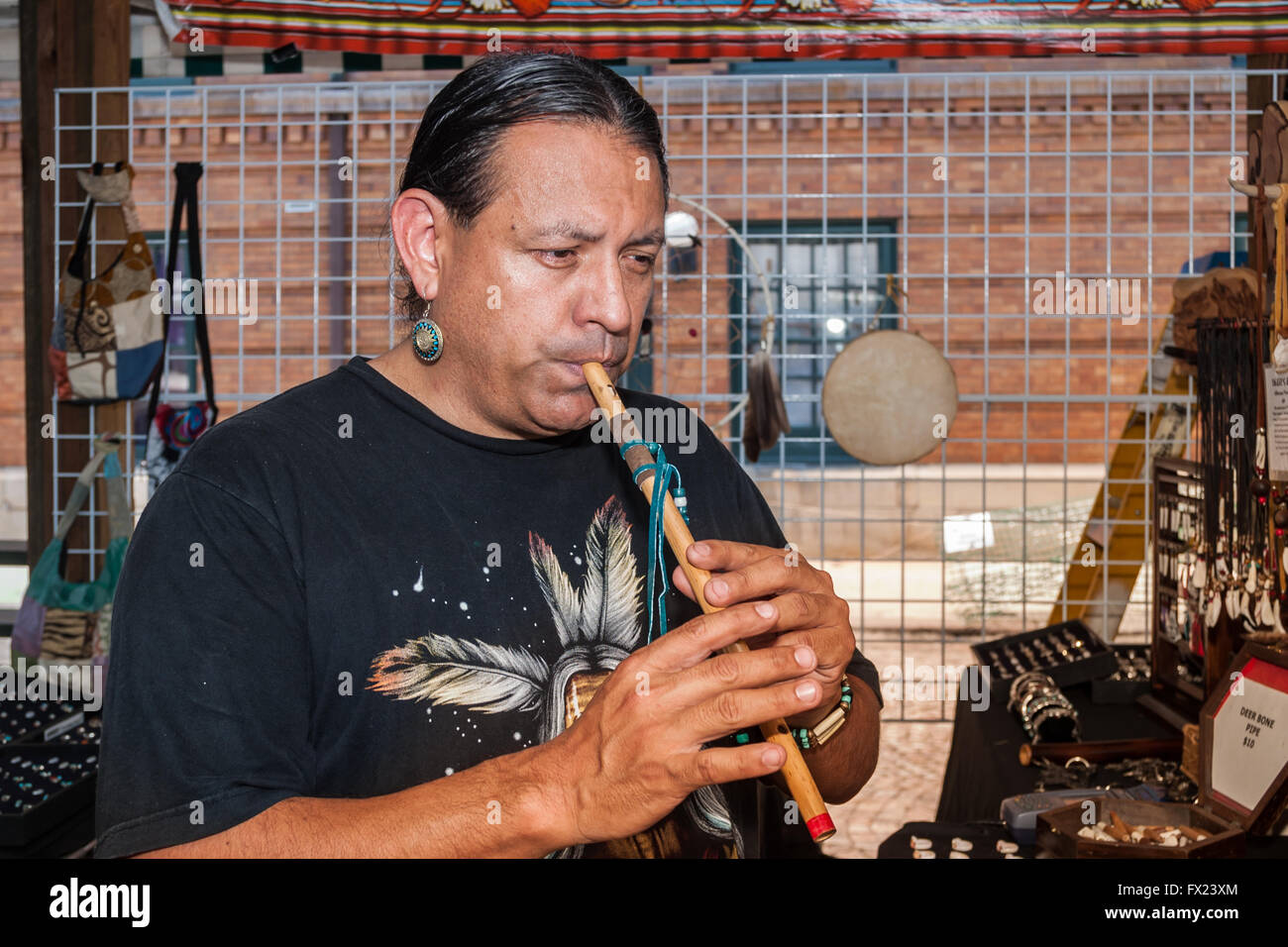 MANN SPIELT EINE QUERFLÖTE, RICHMOND, VIRGINIA, USA - JULI 2013. Ein indianischer Mann eine hausgemachte Flötenspiel. Stockfoto