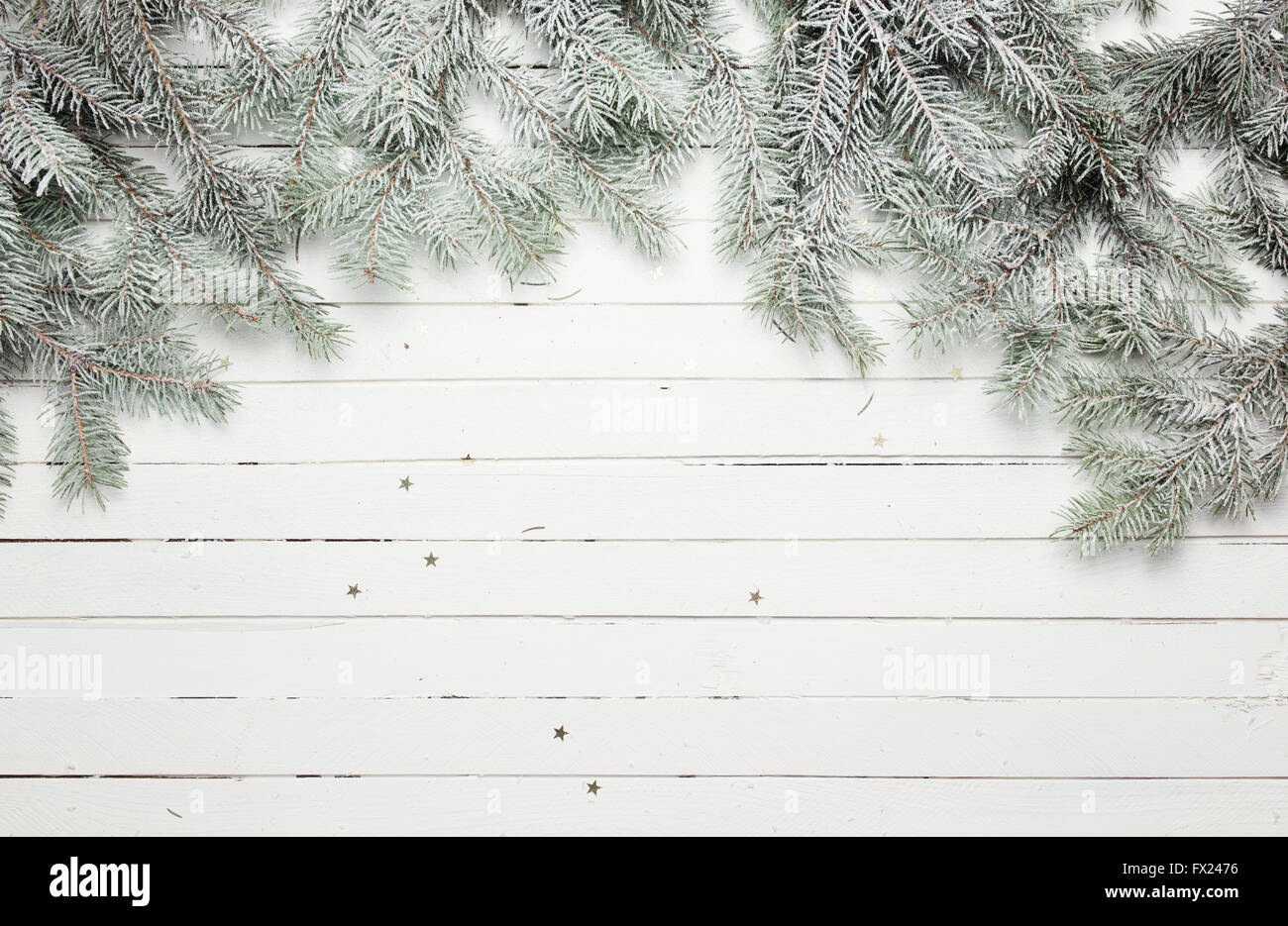 Weihnachten und Silvester-Dekoration-Komposition. Draufsicht der Fell-Äste auf hölzernen Hintergrund mit Platz für Ihren Text. Stockfoto