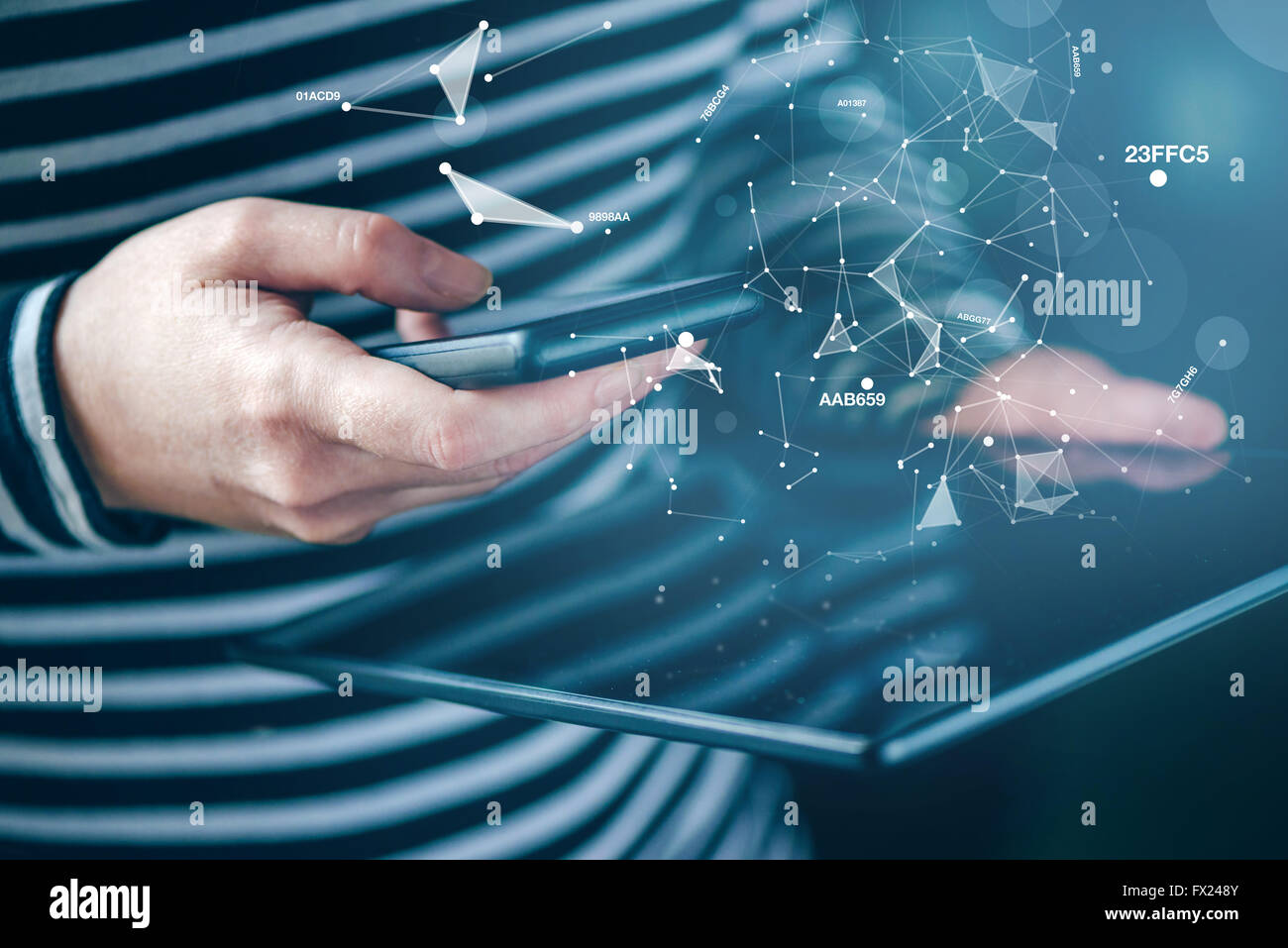 Smartphone- und Tablet-Daten-Synchronisation, Frau synchronisieren von Dateien und Dokumente auf drahtlose elektronische Geräte zu Hause, s Stockfoto