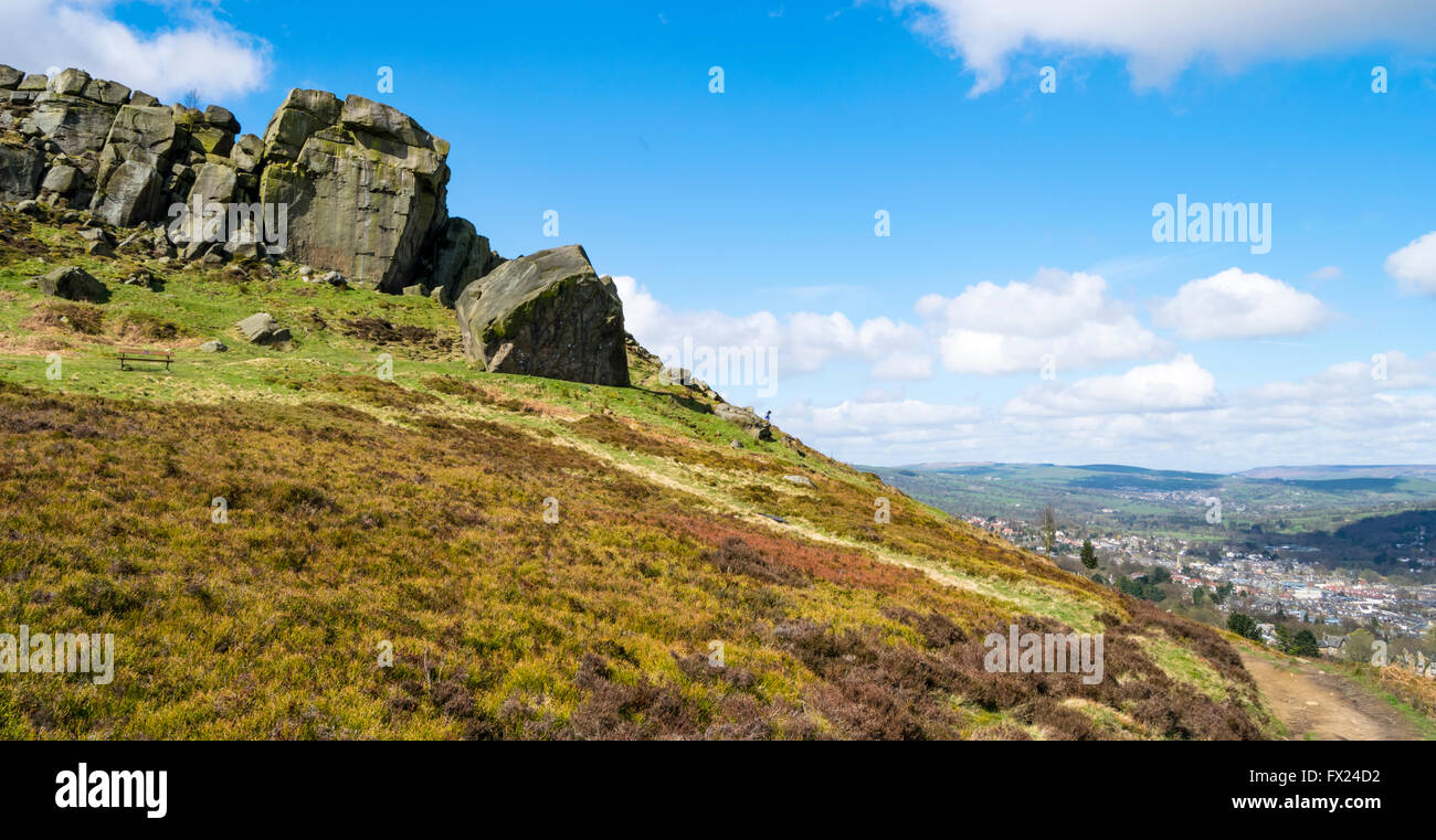 Kuh und Kalb Rock-Funktion mit Ilkley im Hintergrund in Ilkley Moor, West Yorkshire, Großbritannien. Stockfoto