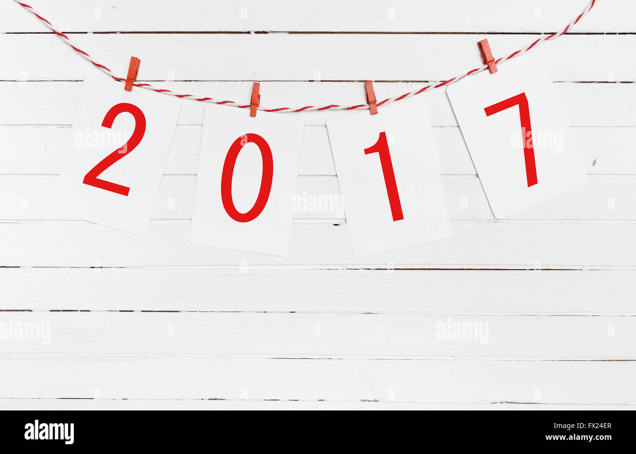 Papier oder Foto Rahmen mit 2017 Zahlen rot gestreiftes Seil hängen. Neujahr-Design.  Auf hölzernen Hintergrund Stockfoto
