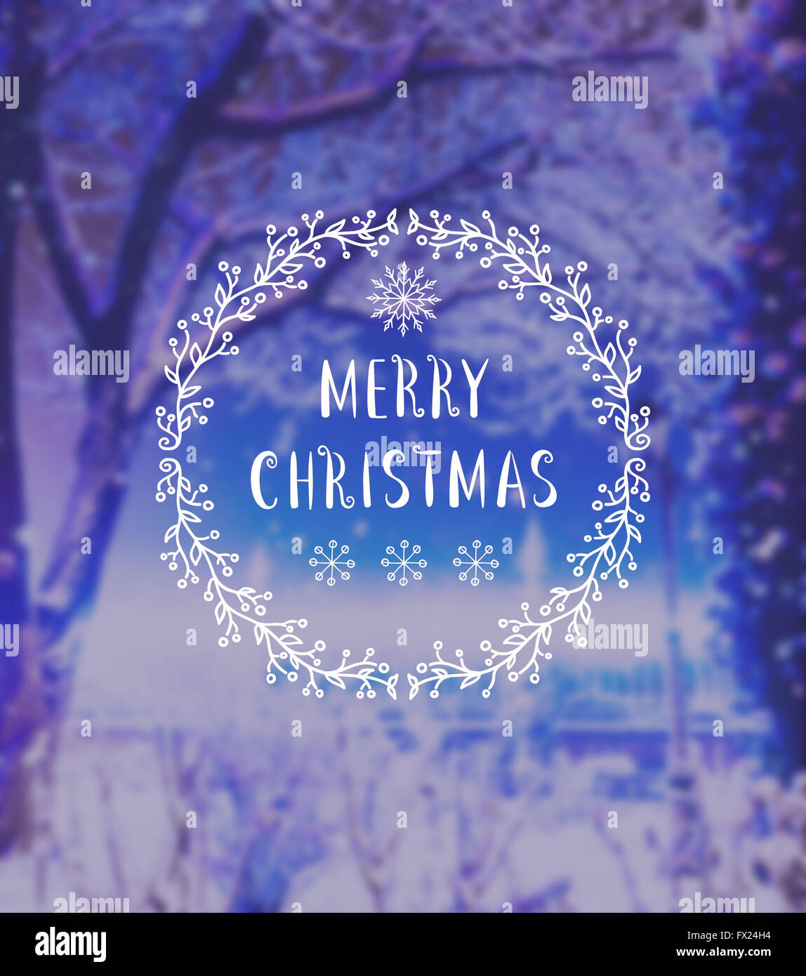 Frohe Weihnachten-Schriftzug am defokussierten blau Winter Hintergrund. Ferien-Design. Merry Christmas Card. Stockfoto