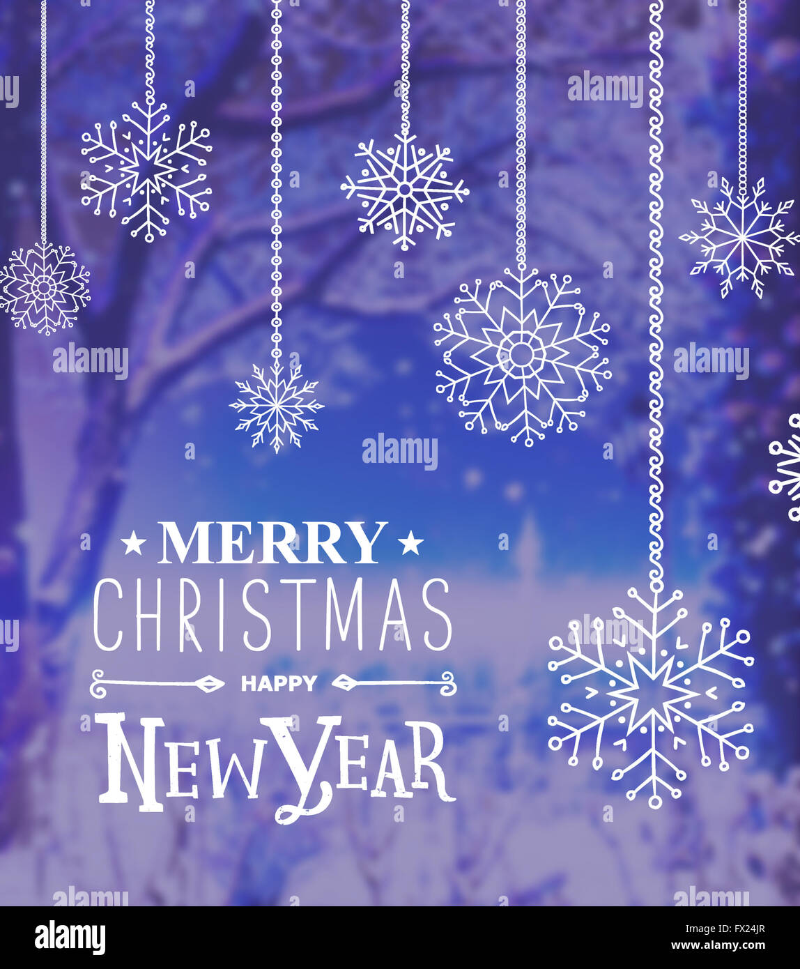 Frohe Weihnachten und Happy New Year Schriftzug auf defokussierten blau Winter Hintergrund. Ferien-Design. Frohe Weihnachten und glückliches neues Stockfoto