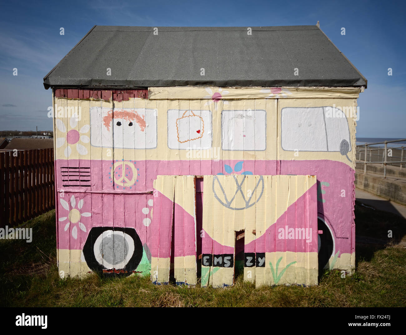 Strandhütte mit dem Volkswagen-Logo. Stockfoto