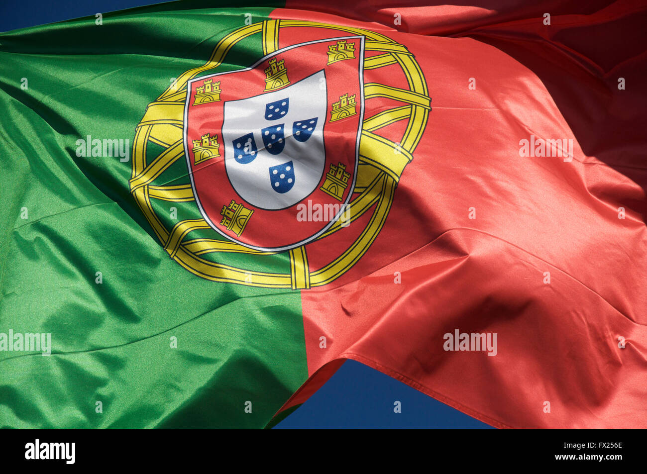 Eine Nahaufnahme von roten und grünen Staatsflagge der portugiesischen Republik, "Bandeira de Portugal". Fliegen im Wind. Stockfoto