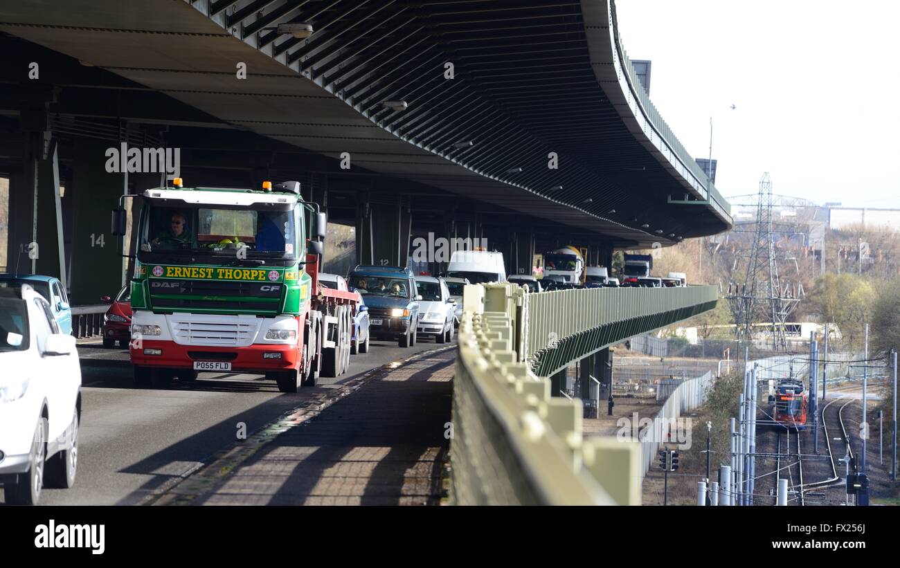 Ein Flachbett-LKW in Warteschlangen Verkehr auf Tinsley Viaduct, Sheffield Stockfoto