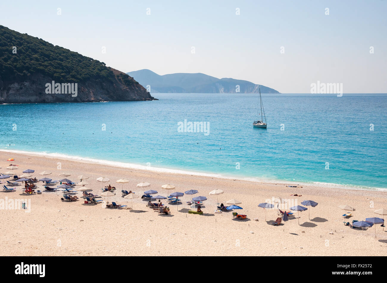 Sonnenliegen und Sonnenschirme am Strand Myrtos, Kefalonia, Griechenland Stockfoto
