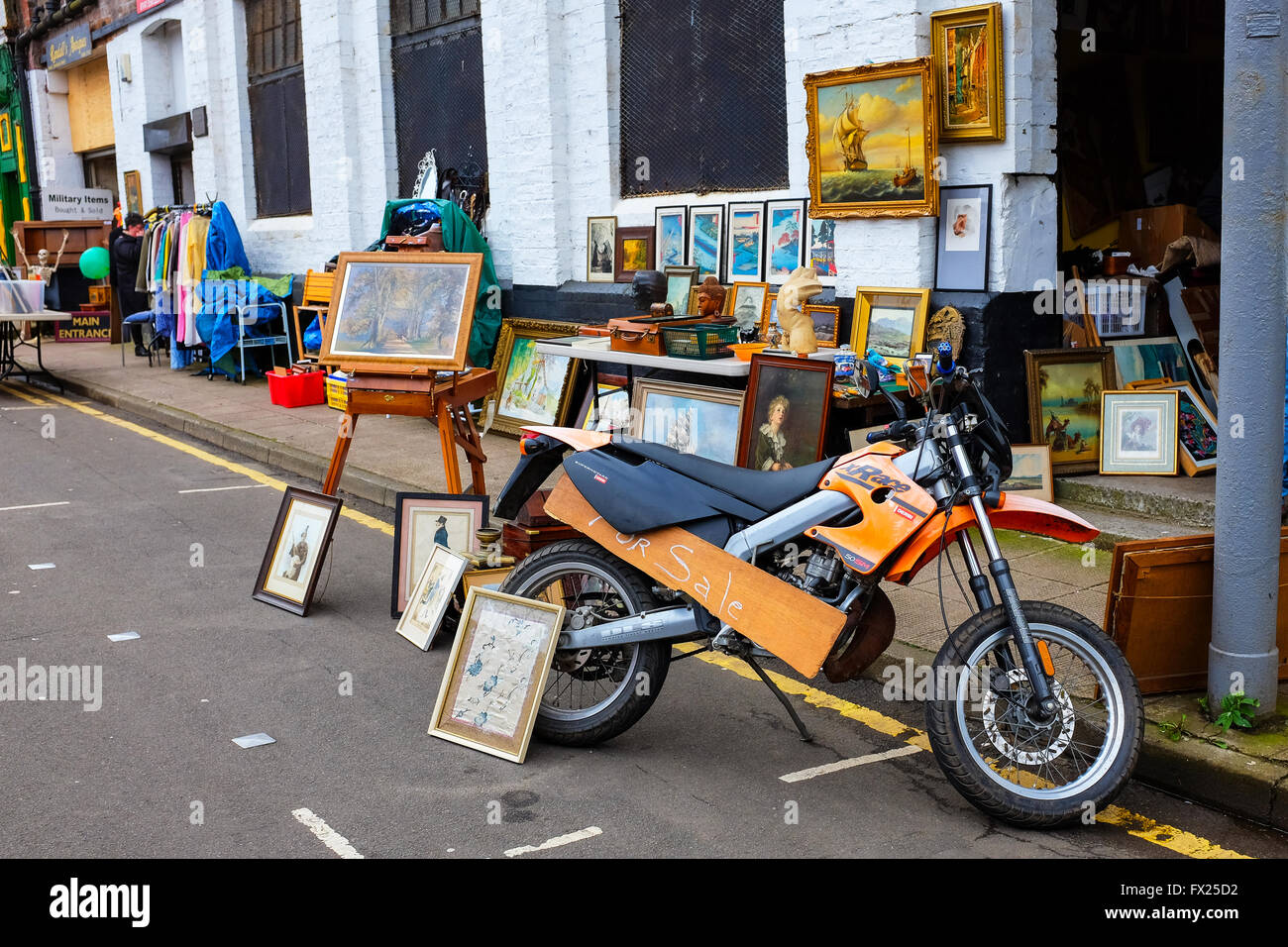 Motorrad und andere Artikel für den Verkauf in The Barras, Flohmarkt  Glasgow, Glasgow, Scotland, UK Stockfotografie - Alamy