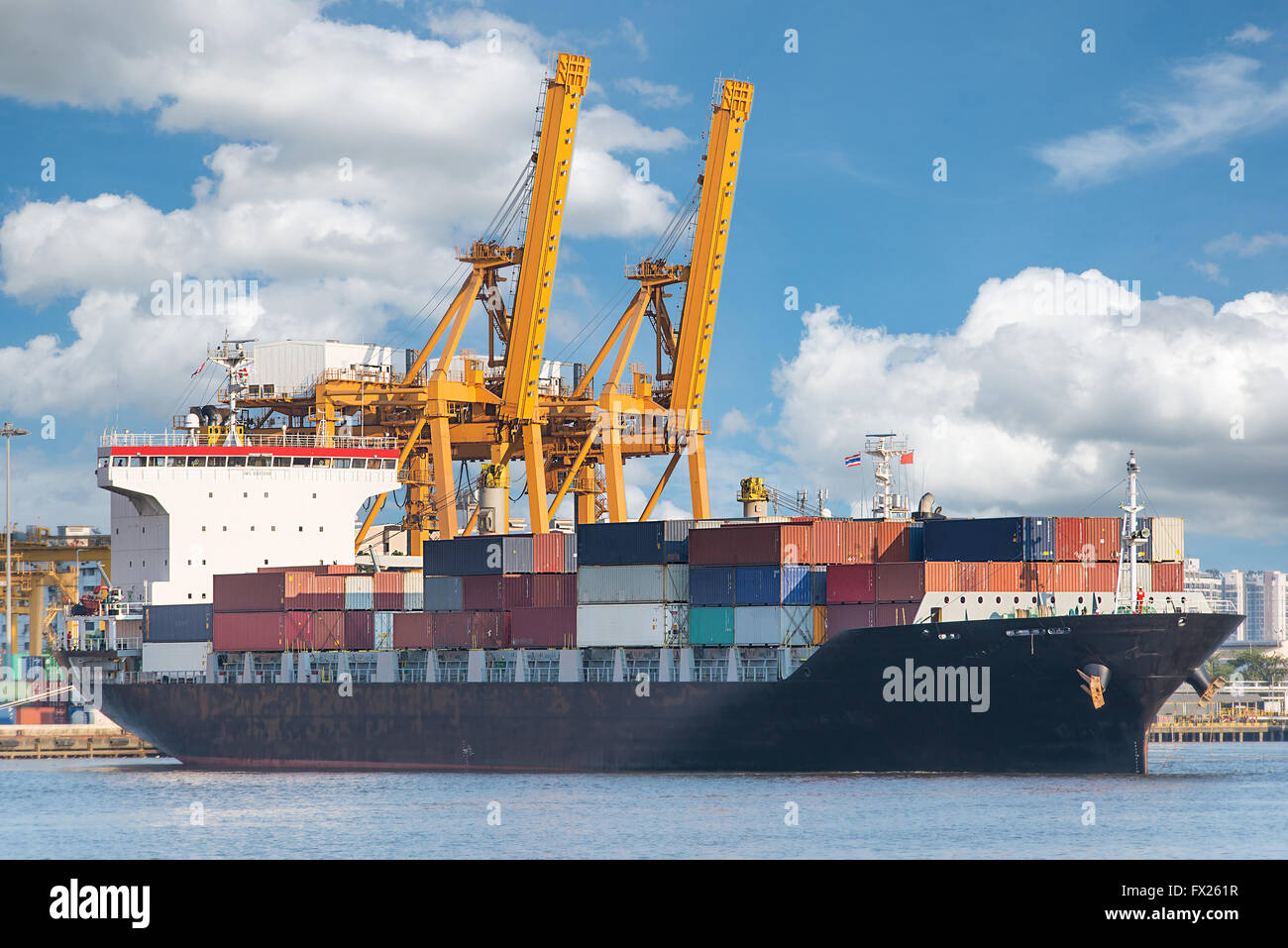 Industrielle Containerladung Frachtschiff mit Kran in Werft arbeiten Stockfoto