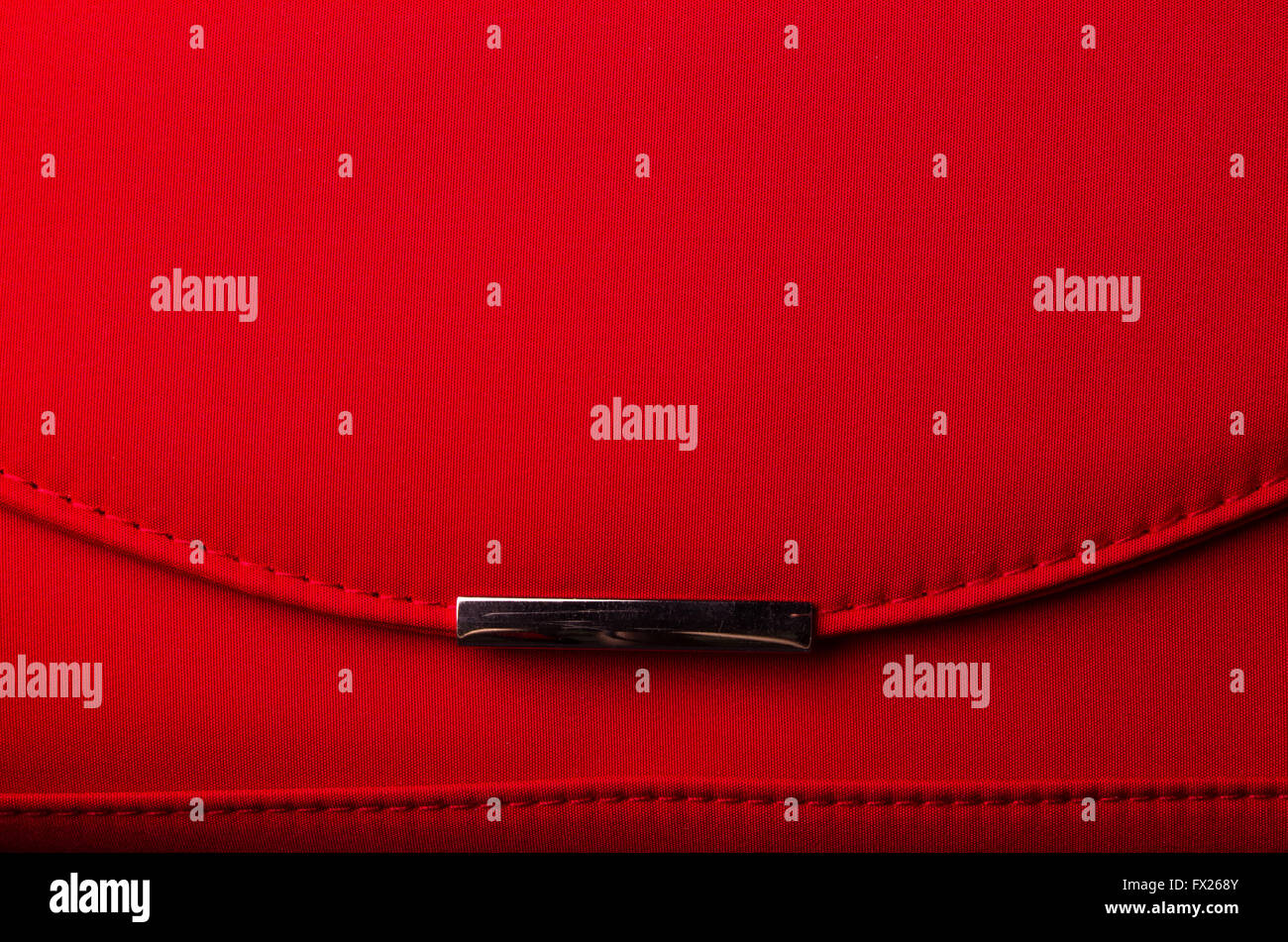 Nahaufnahme von der kleinen Damen Handtasche - Clutch-Tasche aus rotem Stoff Stockfoto