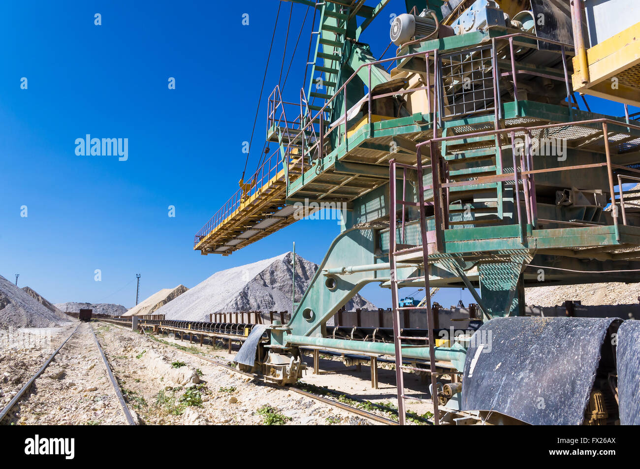 Lager Produktion im Steinbruch blauen Ton, riesige Maschinen zum Stapeln Stockfoto