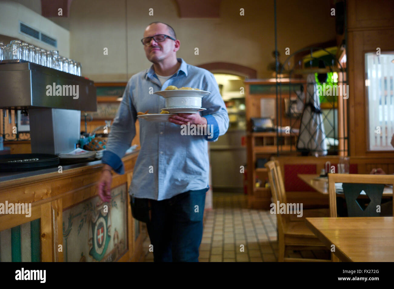 Ein Kellner im Wiener Cafe Beisl Stockfoto