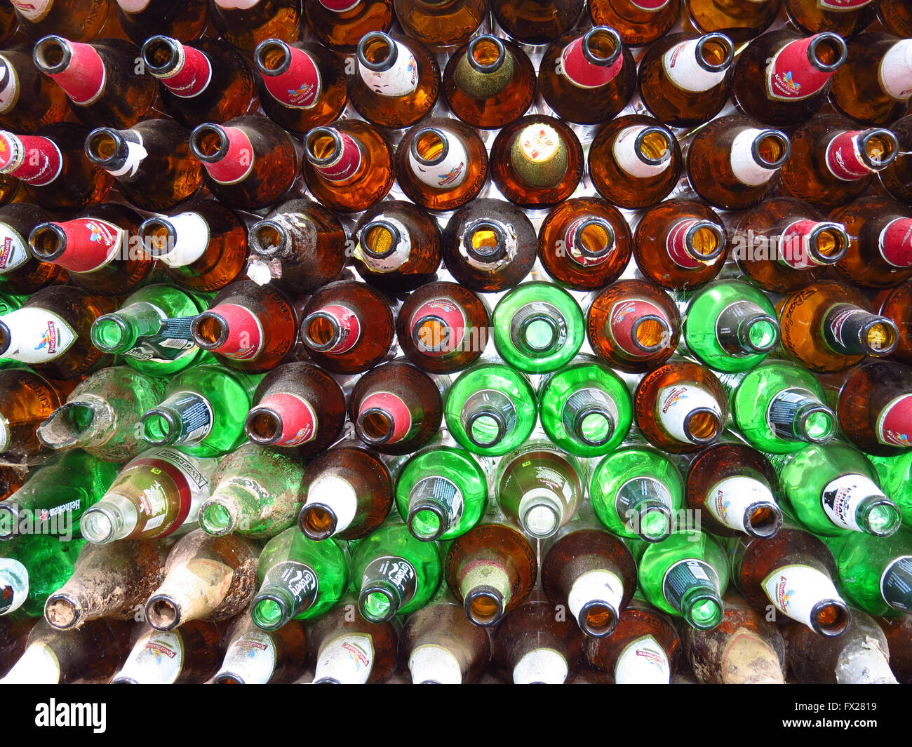 Ein Hintergrund von Bierflaschen mit ihrer offenen Seite vor der Kamera. Stockfoto