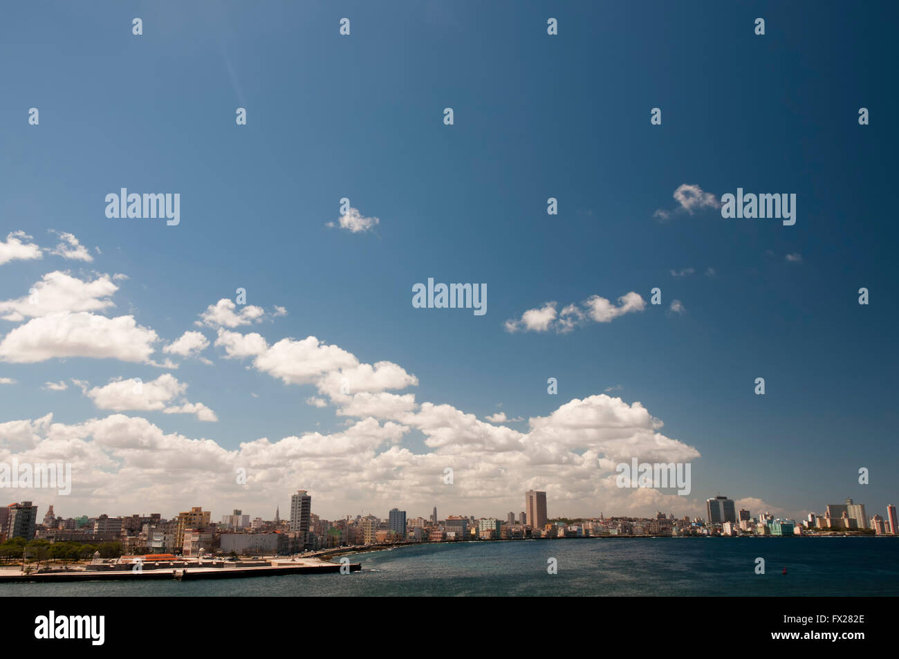 Blauer Himmel über Skyline von Havanna, Kuba Stockfoto