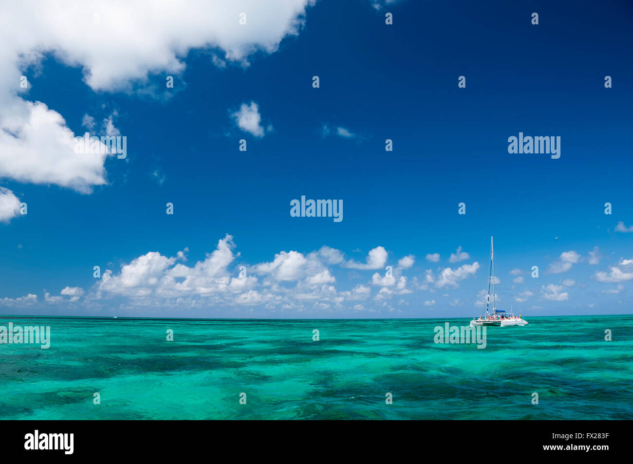 Weiße Catamar mit Touristen am türkisblauen Ozean in der Nähe von Cayo Blanco, Kuba Stockfoto