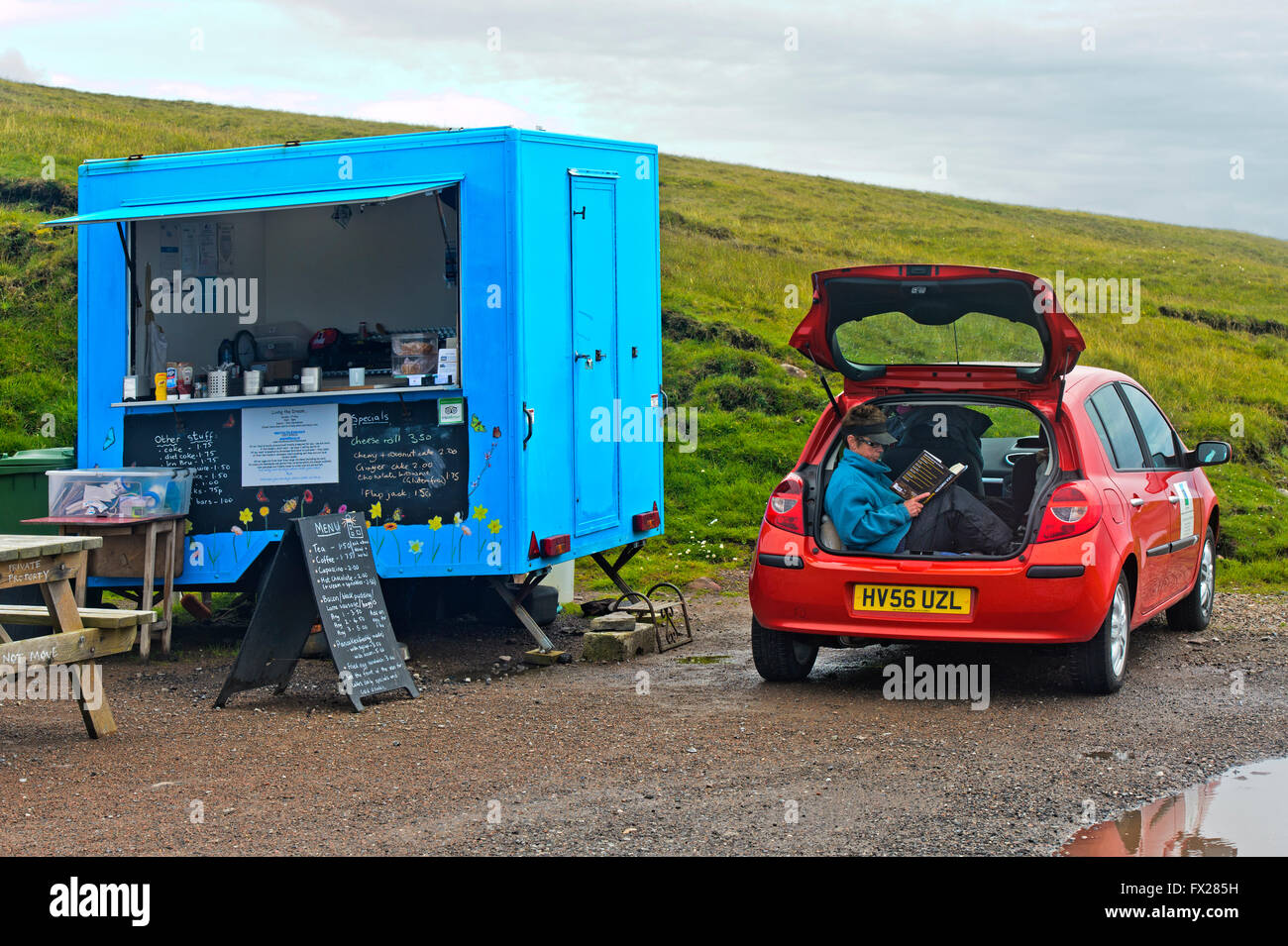 Leben Sie den Traum-Tee und snack-van und Besitzer während einer Pause, Stoerhead, Lochinver, Schottland, Großbritannien Stockfoto