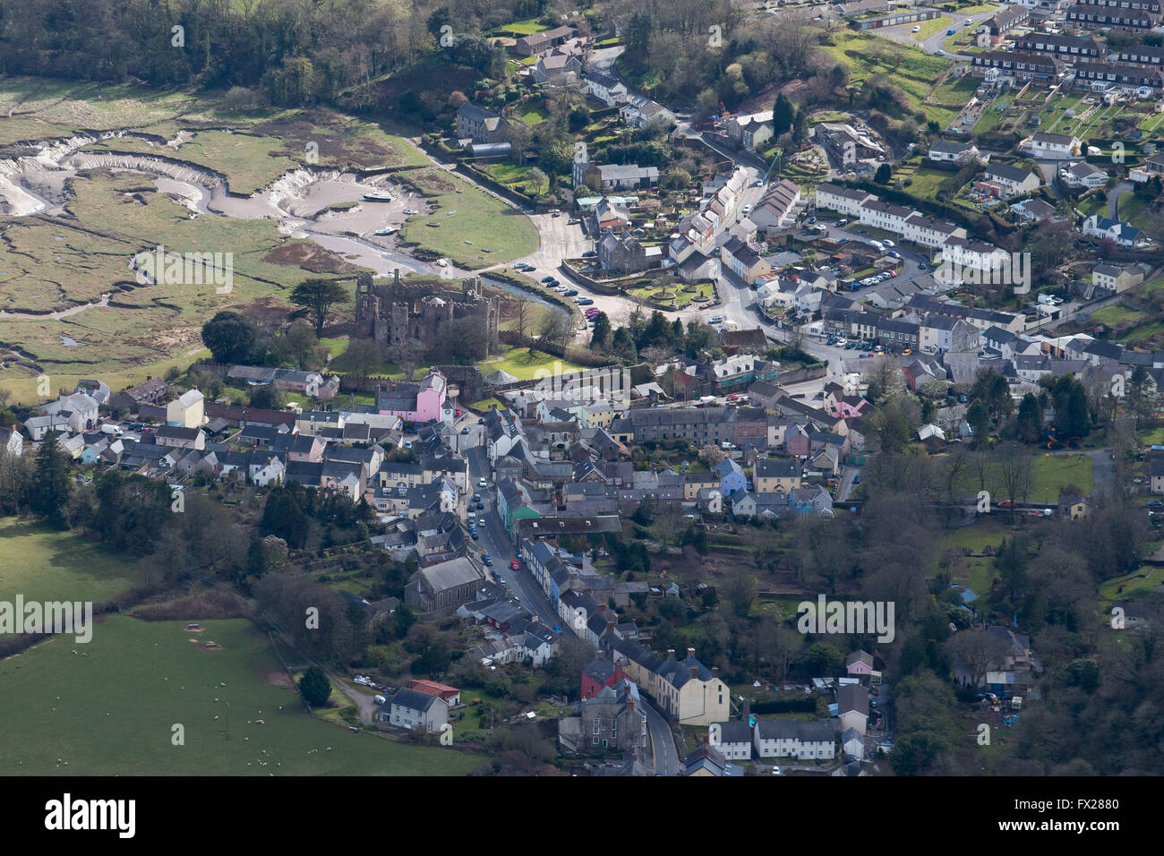 Luftaufnahme des Laugharne, West Wales, an der Mündung des Flusses Taf. Laugharne war Heimat des Dichters und Schriftstellers Dylan Thomas. Stockfoto