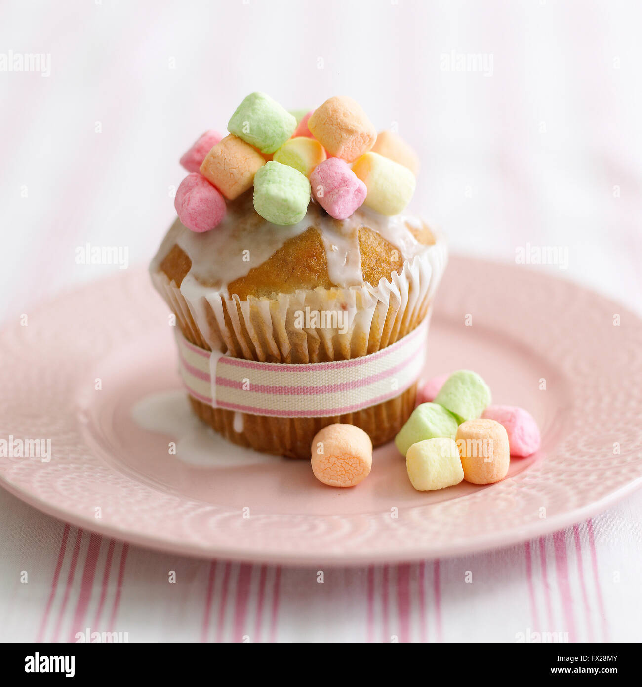 Ein Cupcake mit winzigen Marshmallows auf der Oberseite. Stockfoto