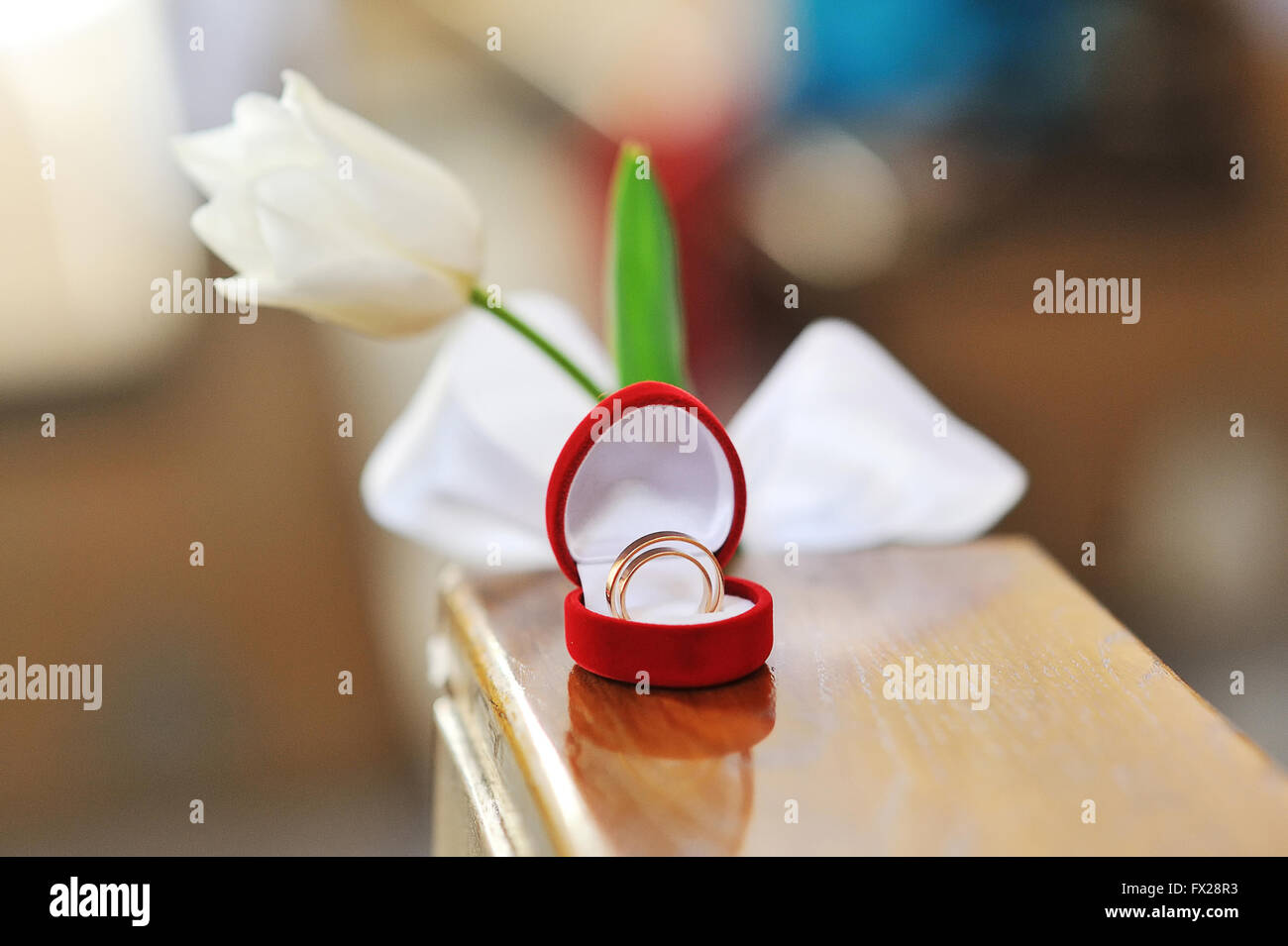 Hochzeit Ringe in ein Herz geformt, Box und Blume Stockfoto