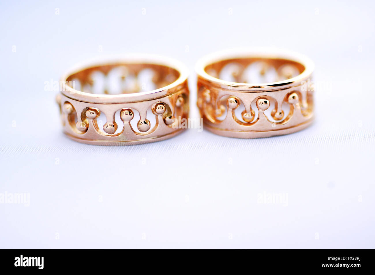 zwei goldene Hochzeit Ringe auf weißem Hintergrund closeup Stockfoto