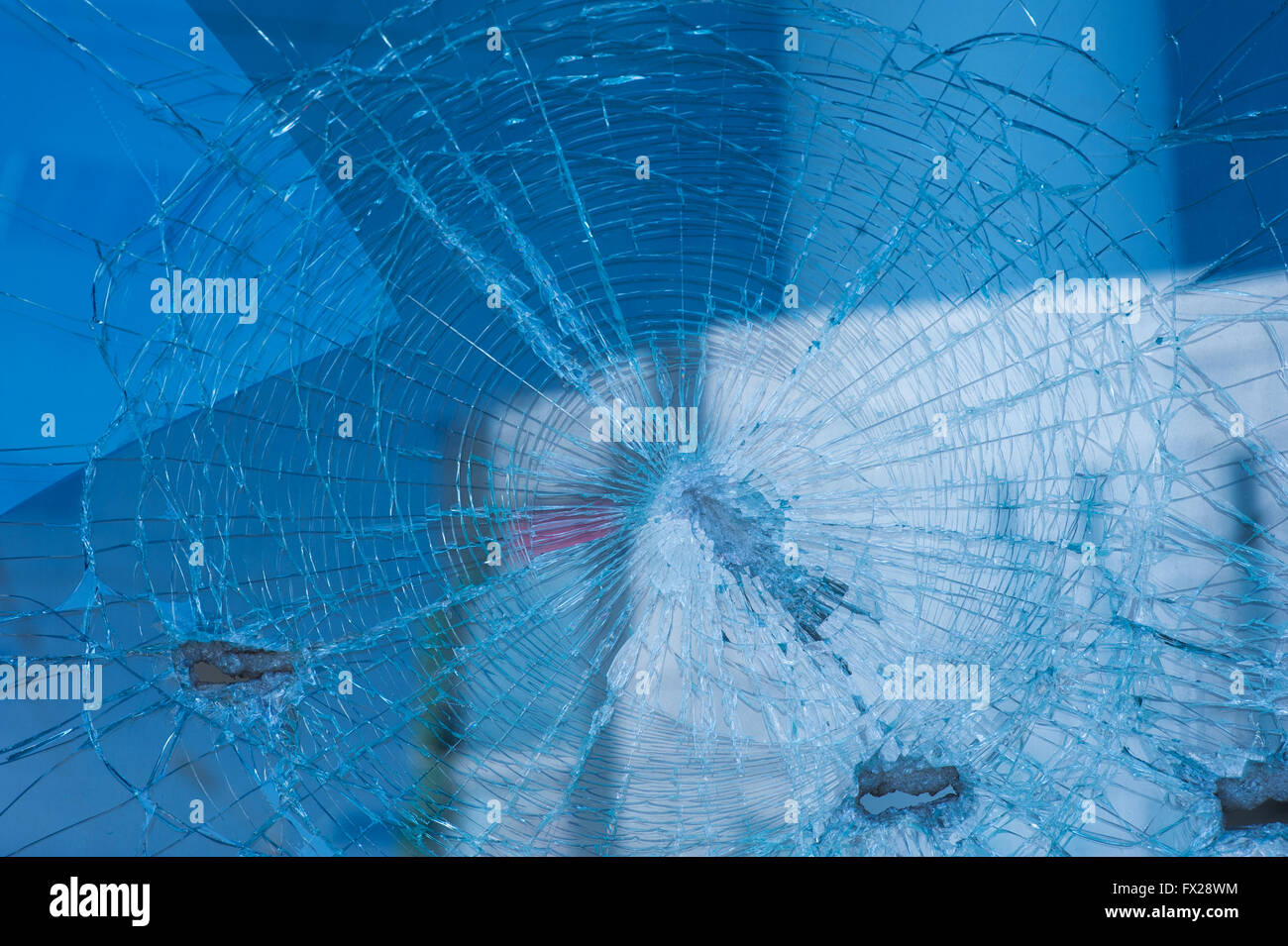 zerbrochenes Glas vor den Kugeln auf Fassade Gebäude Hintergrund Stockfoto