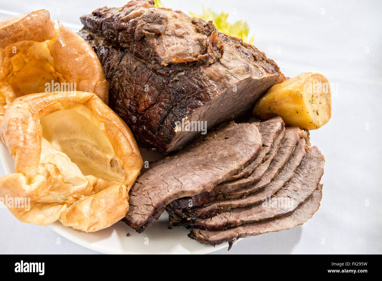 Roast Beef Gelenk- und Yorkshire Pudding Stockfoto