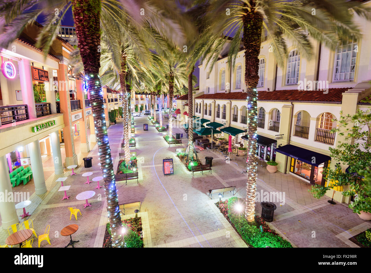 WEST PALM BEACH, FLORIDA - 3. April 2016: Palmen säumen CityPlace in der Nacht. Die Mischnutzung wurde im Jahr 2000 fertiggestellt. Stockfoto