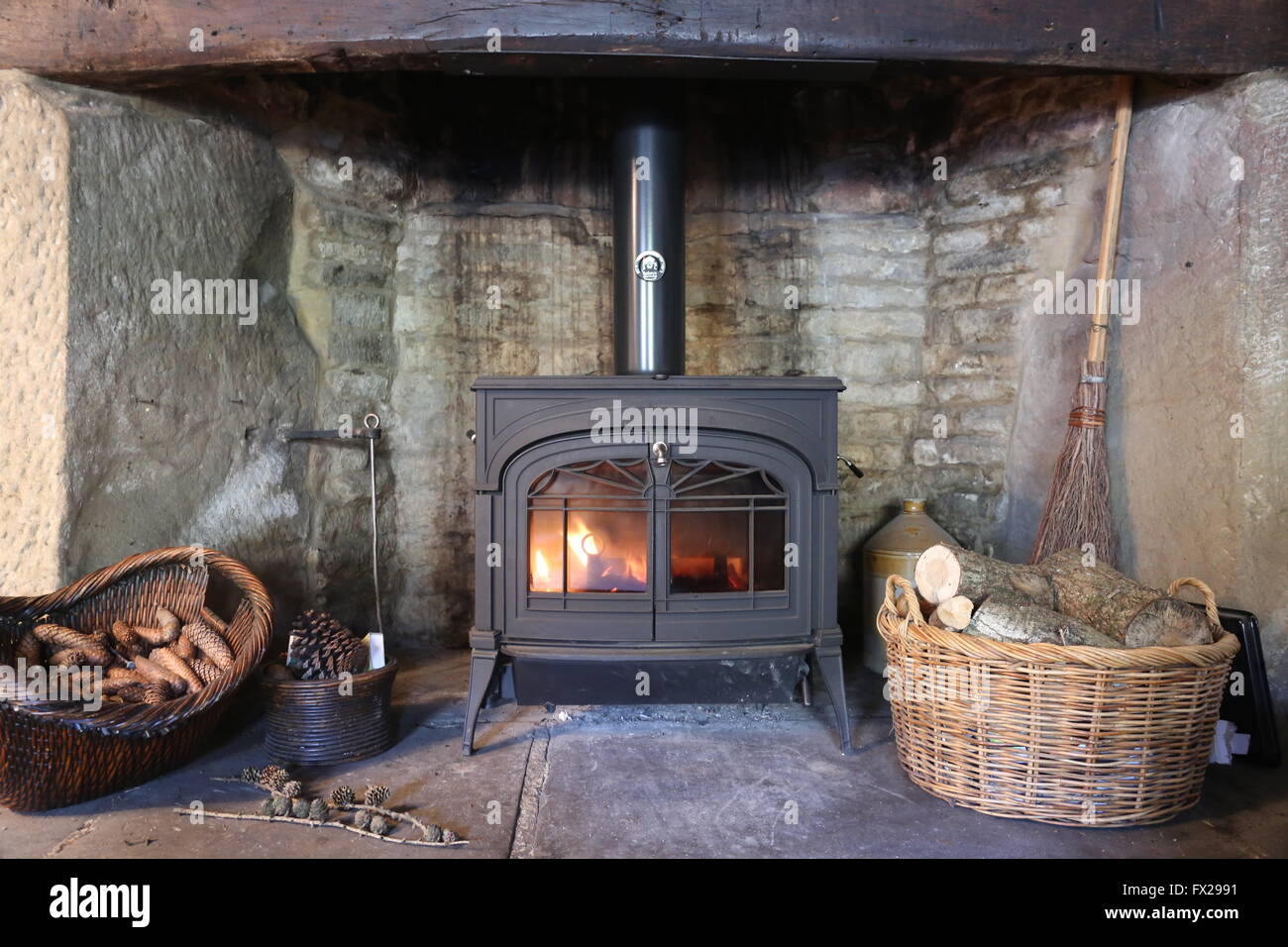 Holzbefeuerter Ofen im Inglenook Kamin Stockfotografie - Alamy