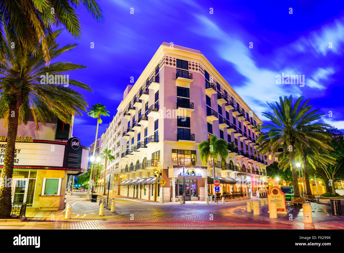 Clematis Street in der Innenstadt von West Palm Beach, Florida, USA. Stockfoto