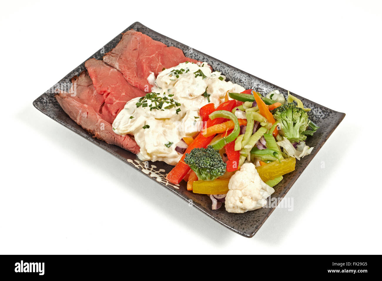 Roastbeef mit Kartoffel-Salat und Gemüse Stockfoto