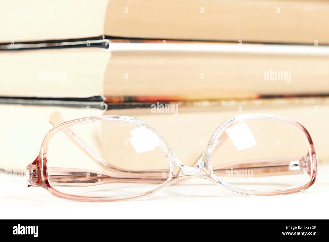 Gläser mit Büchern im Hintergrund Stockfoto