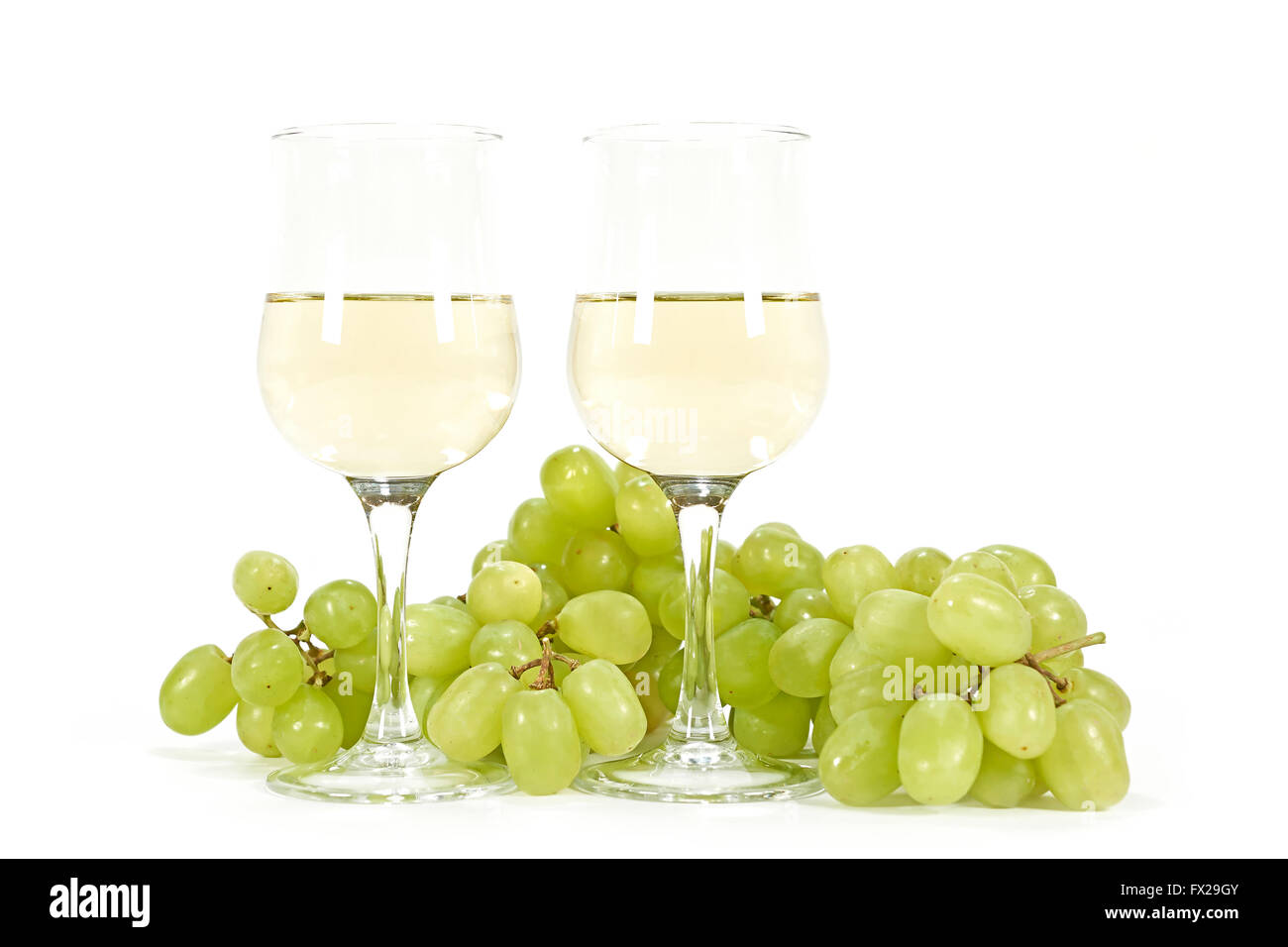 Weißen Wein und grüne Trauben, isoliert auf weiss Stockfoto