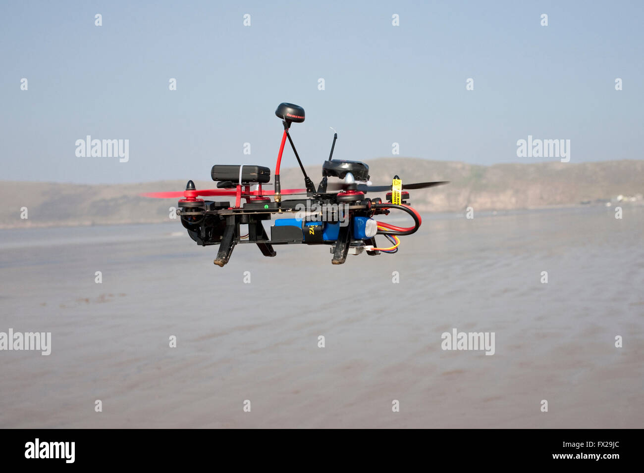 ferngesteuerte Drohne an einem leeren Strand geflogen Stockfoto