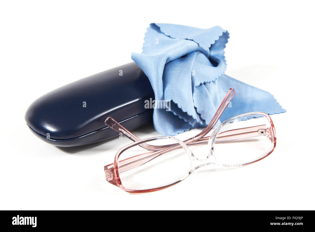 Brillen, Case und Tuch auf weißem Hintergrund Stockfoto