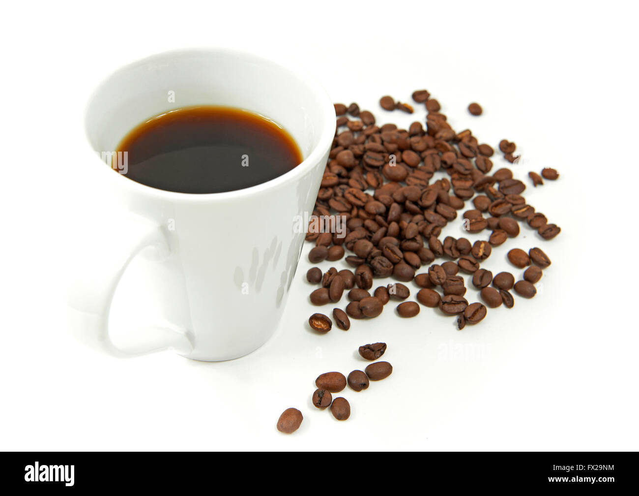 Gebrühten Kaffee und Kaffeebohnen isoliert auf weiss Stockfoto