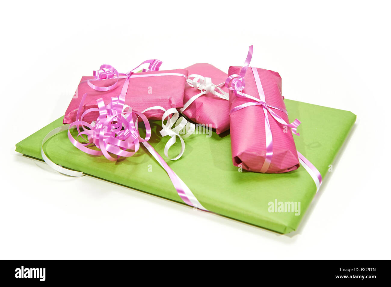 Verpackte Geschenke in leuchtenden Farben auf weißem Hintergrund Stockfoto