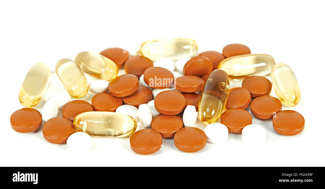 Verschiedene Arten und Farben von Pillen, die isoliert auf weiss Stockfoto