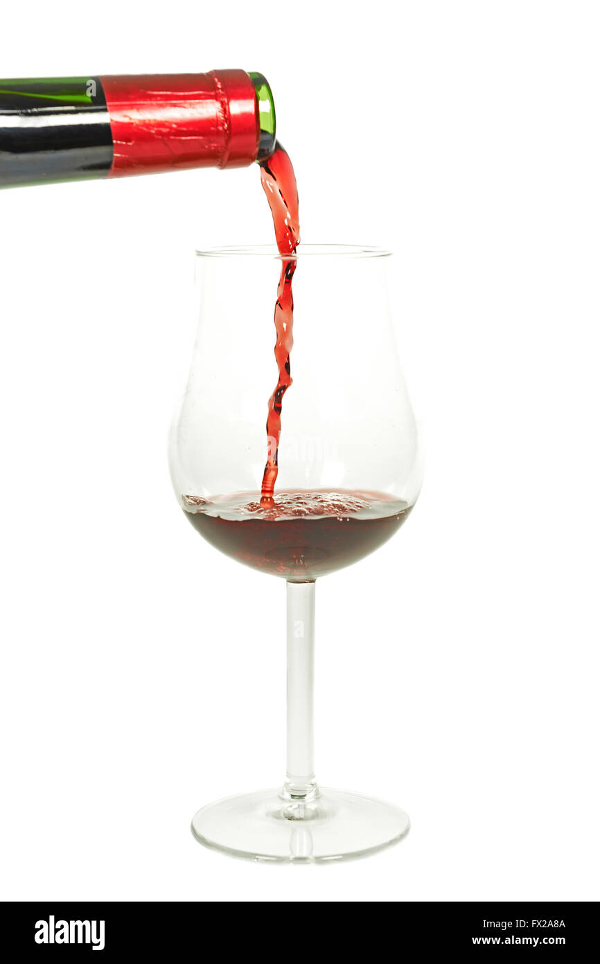 Rotwein Gießen in ein Glas isoliert auf weiss Stockfoto