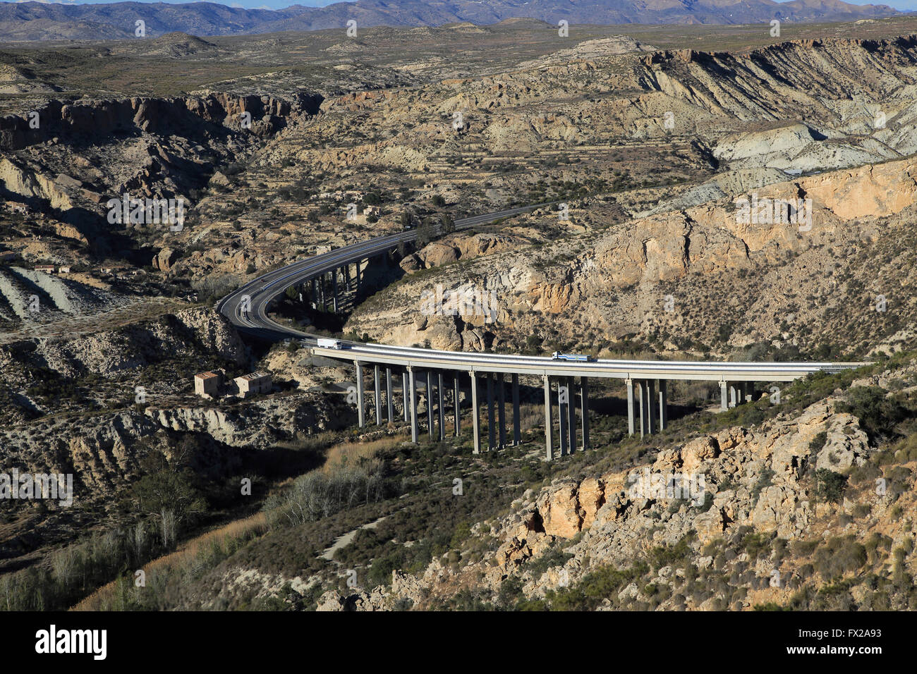Autobahn A7 Straßenlauf durch Kalkstein Wüste, Paraje Natural de Karst En Yesos, Almeria, Spanien Stockfoto