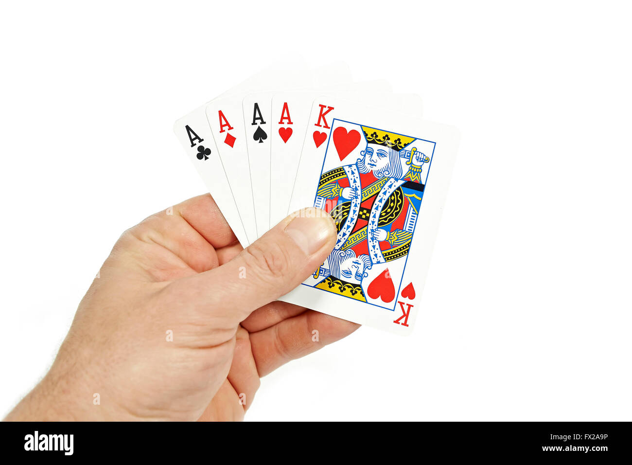 Die Hand eines Pokerspielers hält einen Vierling Stockfoto