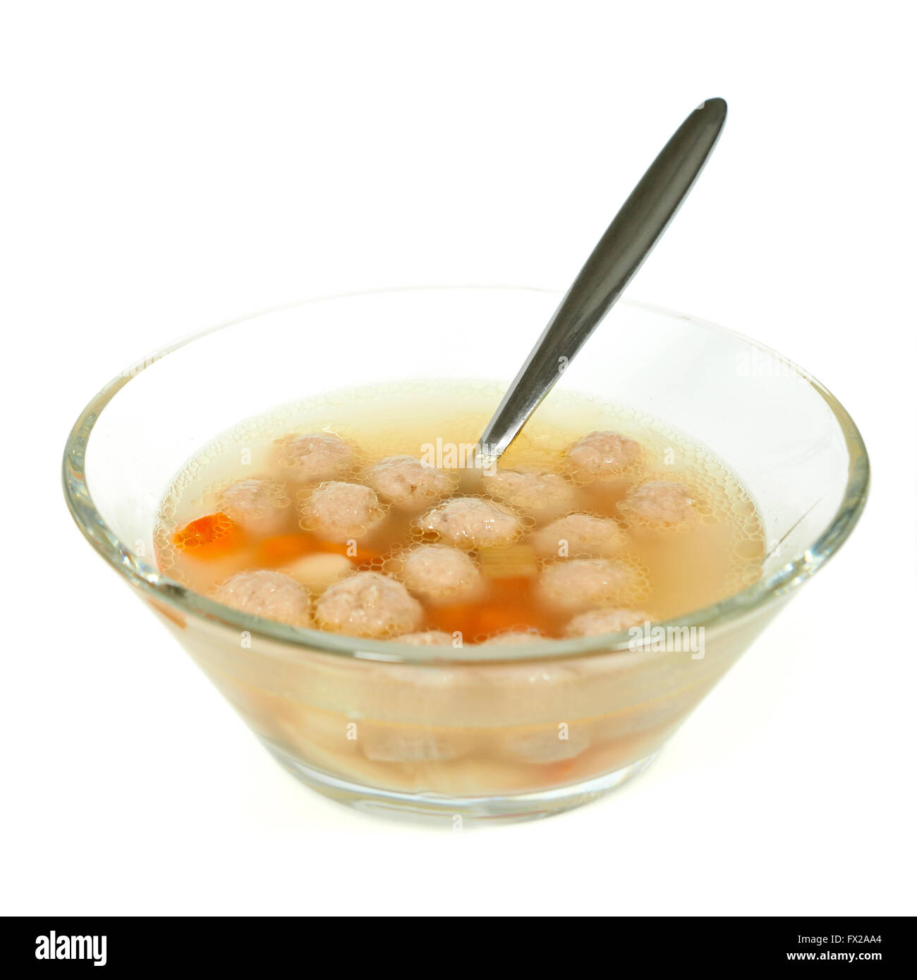 Klare Bouillon Suppe mit Fleischbällchen und Gemüse isoliert auf weiss Stockfoto