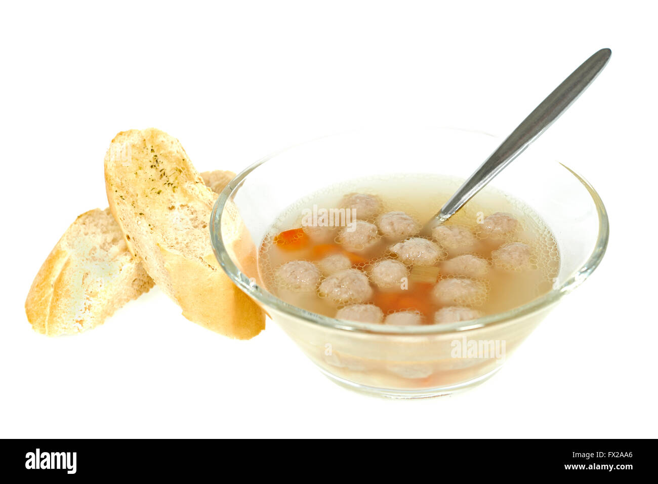 Klare Bouillon Suppe mit Frikadellen, Gemüse und Knoblauchbrot Stockfoto