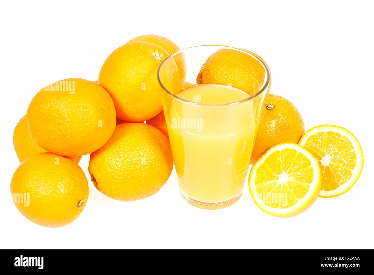 Frisch gepresster Orangensaft und Orangen isoliert auf weiss Stockfoto