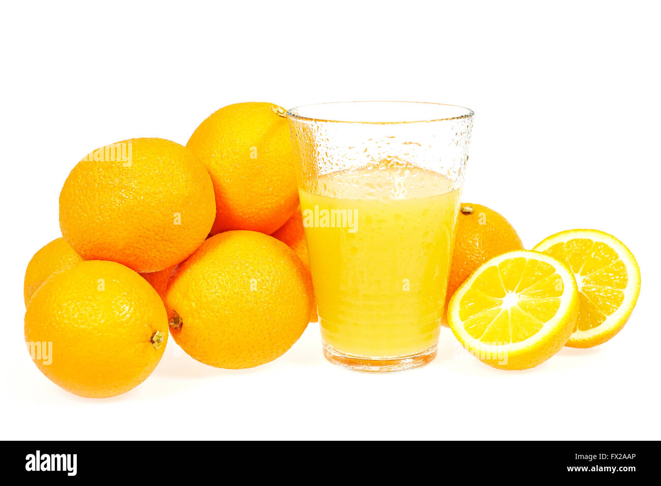 Frisch gepresster Orangensaft und Orangen isoliert auf weiss Stockfoto